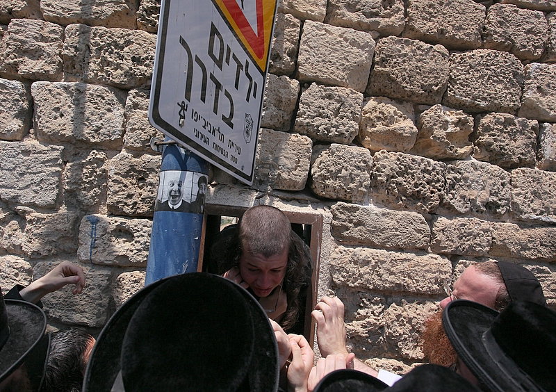 ישראל מחללת קברי אבות; האדמו"רים צפו ומחו דמעה