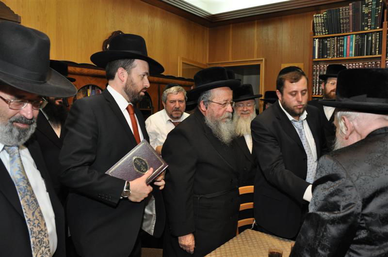 תמונות: השר אריאל אטיאס אצל האדמו"ר מסערט ויז´ניץ