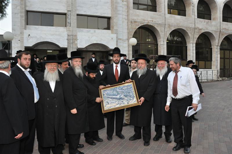 תמונות: השר אריאל אטיאס אצל האדמו"ר מסערט ויז´ניץ