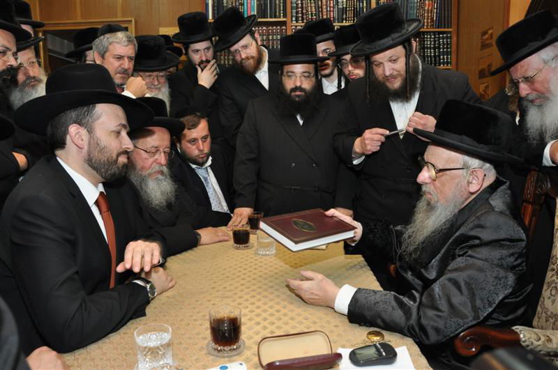 תמונות: השר אריאל אטיאס אצל האדמו"ר מסערט ויז´ניץ