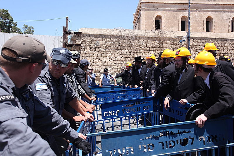 לראשונה: המפגינים הגיעו מצויידים בקסדות החדשות