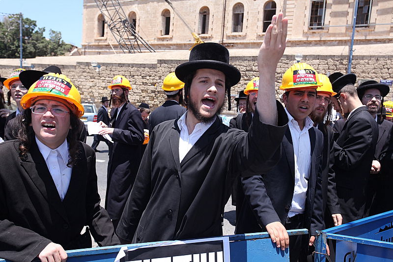 לראשונה: המפגינים הגיעו מצויידים בקסדות החדשות