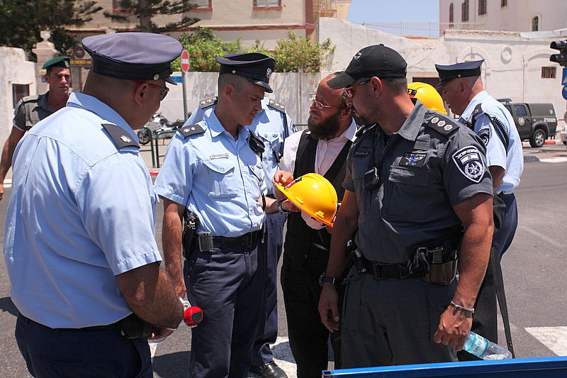 לראשונה: המפגינים הגיעו מצויידים בקסדות החדשות