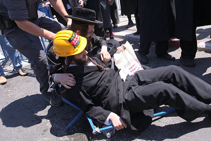 לראשונה: המפגינים הגיעו מצויידים בקסדות החדשות