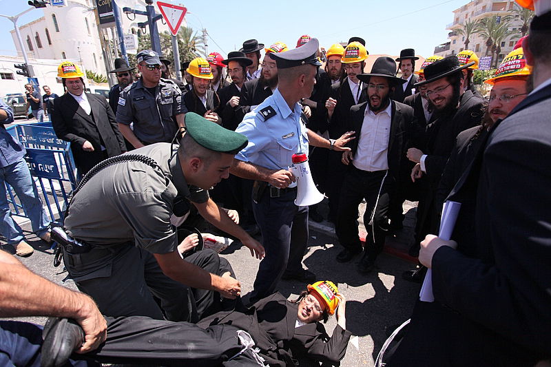 לראשונה: המפגינים הגיעו מצויידים בקסדות החדשות