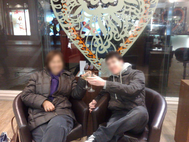 אחד החשודים עם מדריכתו בארגון "הלל"