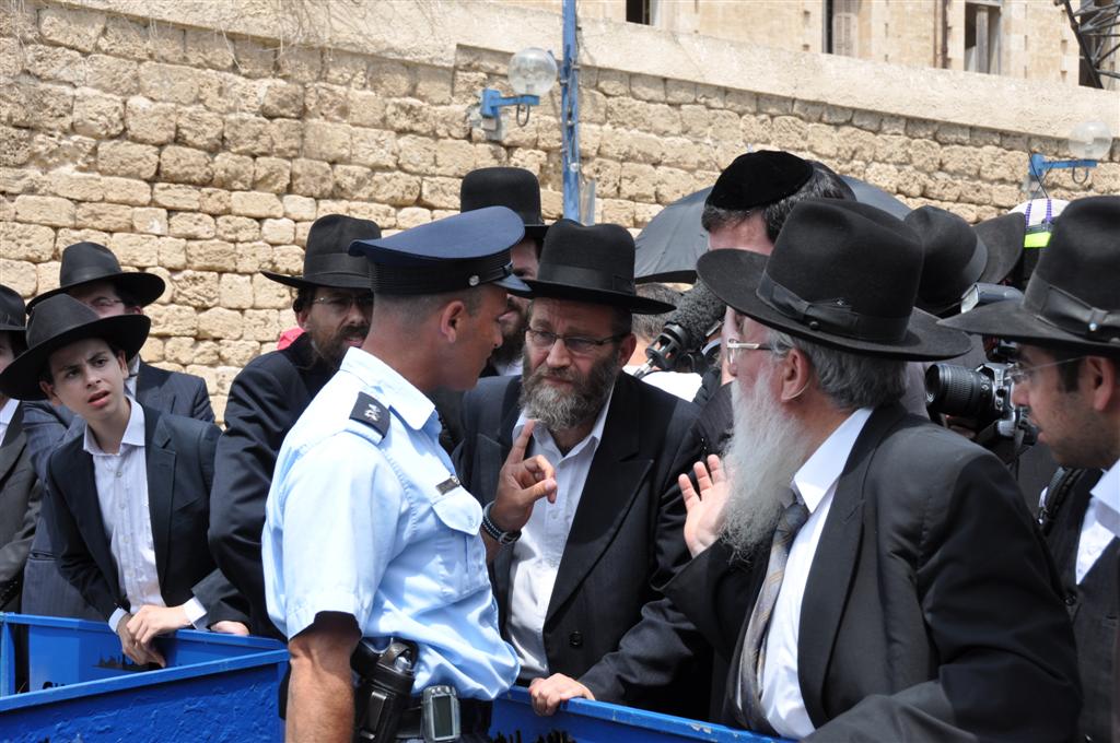 חיזוק מפתיע: הגר"ח הגיע למחות נגד החפירות ביפו