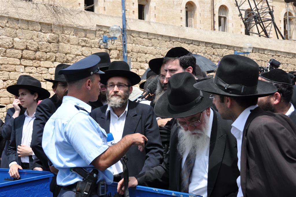 חיזוק מפתיע: הגר"ח הגיע למחות נגד החפירות ביפו