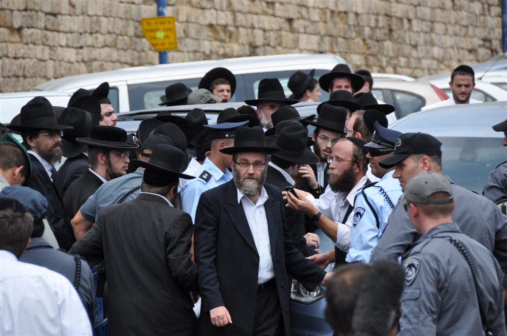 חיזוק מפתיע: הגר"ח הגיע למחות נגד החפירות ביפו