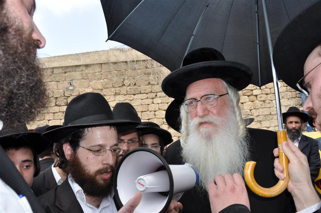 חיזוק מפתיע: הגר"ח הגיע למחות נגד החפירות ביפו