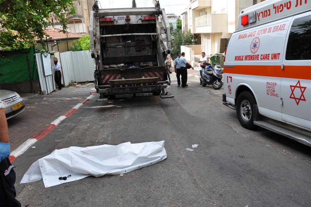 מזעזע: משאית מחצה קשיש בבני-ברק - צפו בוידאו ותמונות