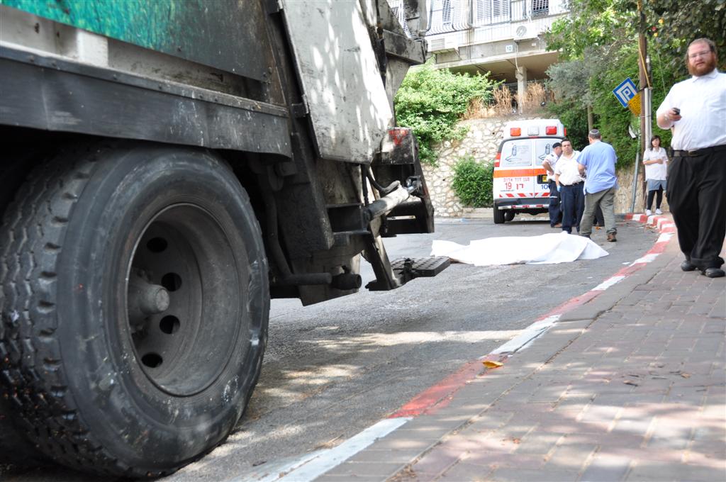 מזעזע: משאית מחצה קשיש בבני-ברק - צפו בוידאו ותמונות
