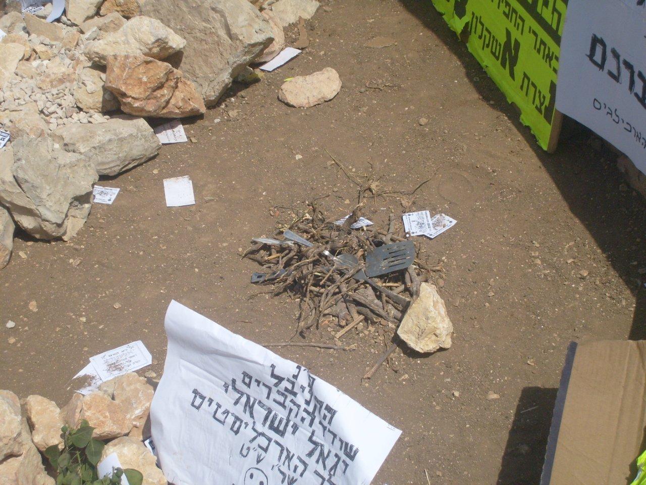 צפו בתמונות: הקיצונים קברו את ראש-הממשלה