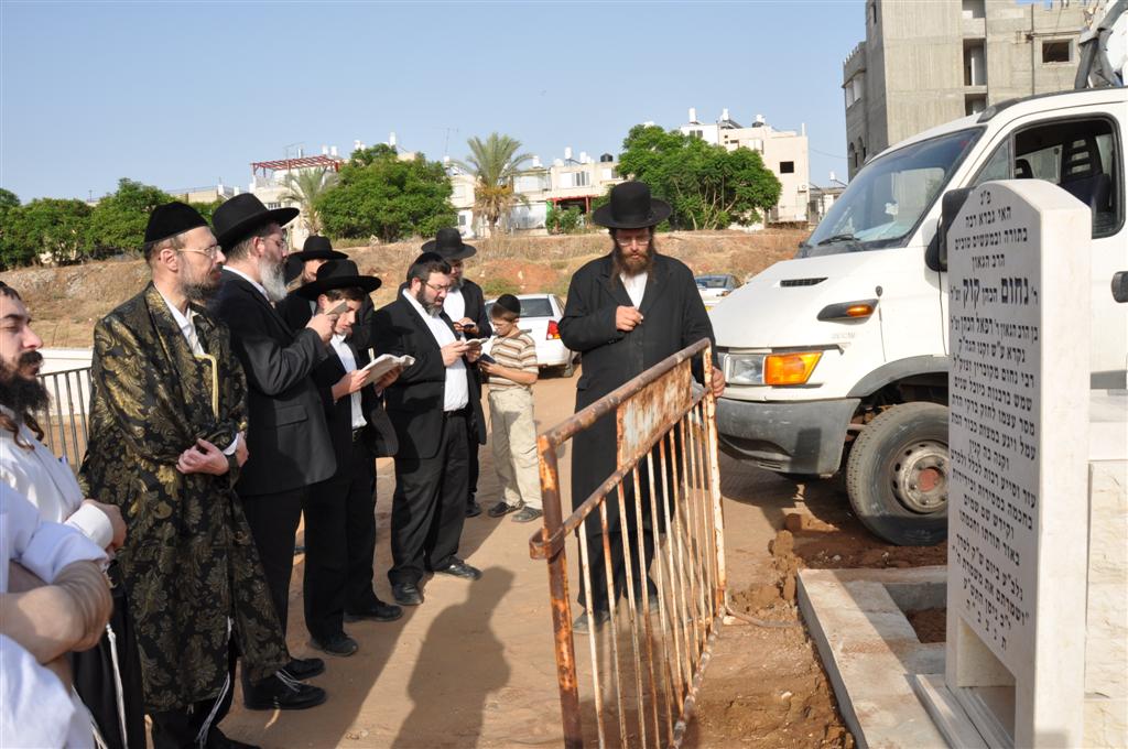 הקמת מצבה להגאון הרב נחום קוק זצ"ל רבה של העיר ר"ג