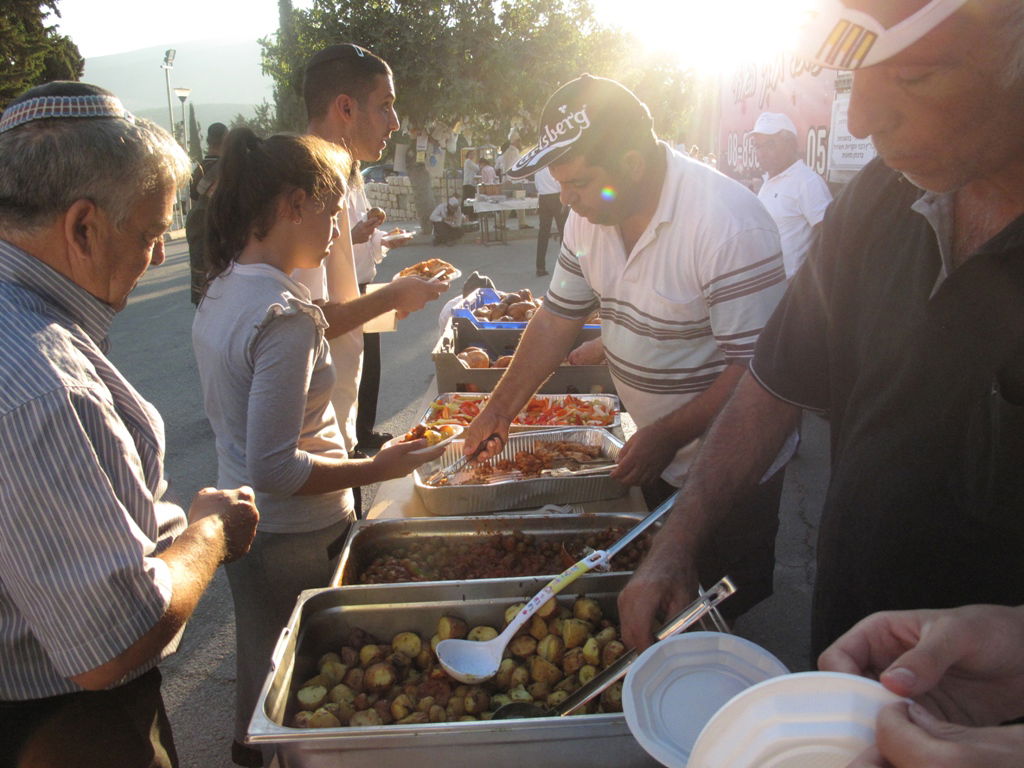 צפת, הלילה: המונים על ציונו של האר"י