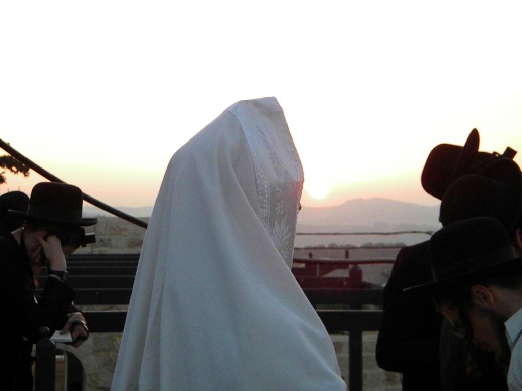 אלפים באו אמש לצפת  לרגל הילולת האר"י הקדוש  כתב "כיכר השבת" סובב בין צפת למירון  ומביא תיעוד   בלעדי