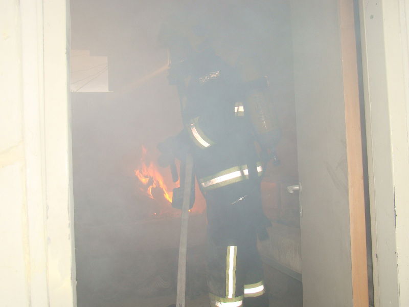 בחצי הלילה: שריפה פרצה בישיבת מיר • תמונות