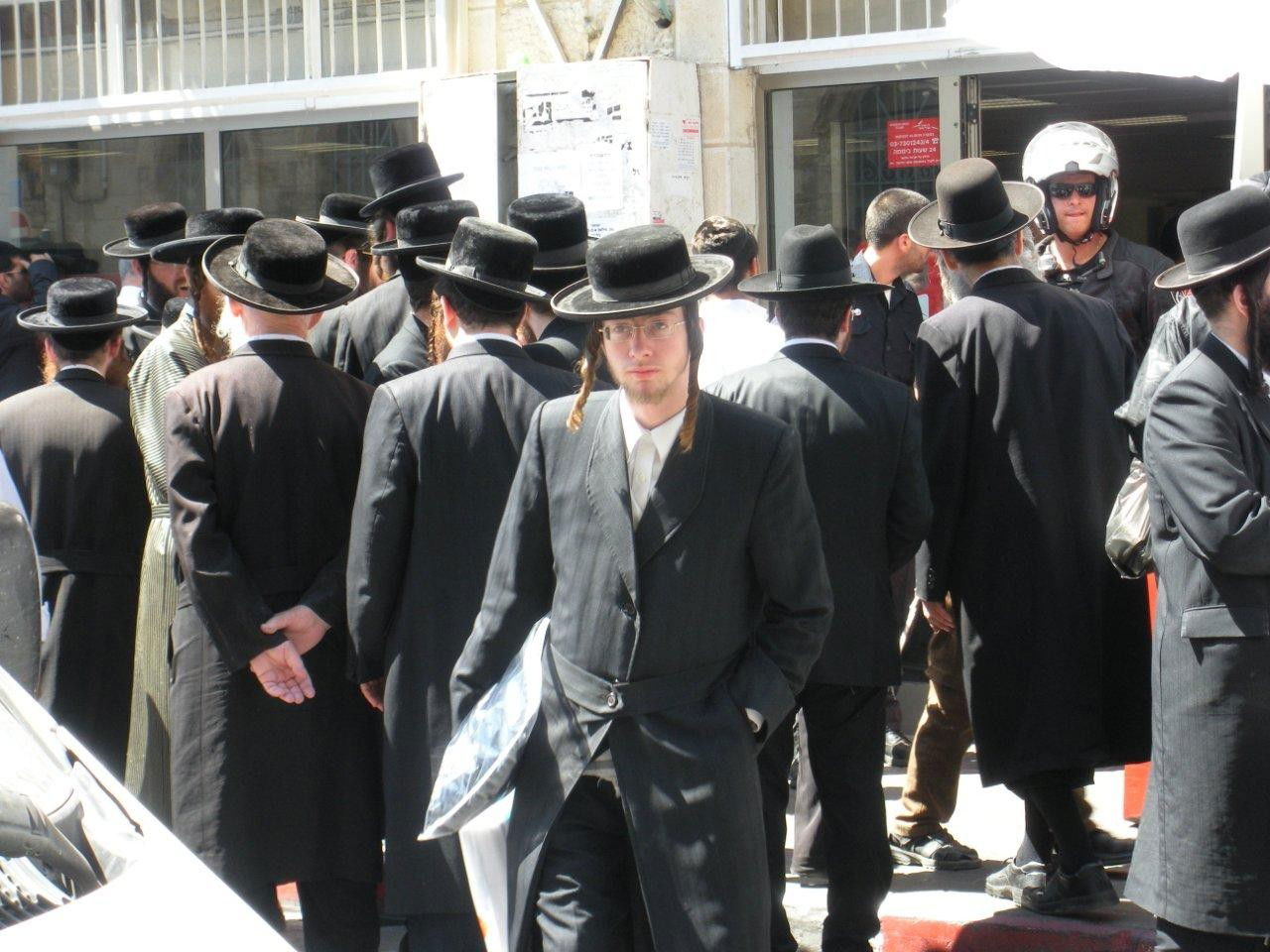 ירושלים: קיצונים ניתקו טלויזיות, ונעצרו