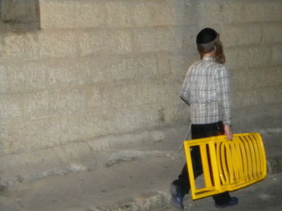 גלריה, וידאו: מאה שערים, תחת אבל