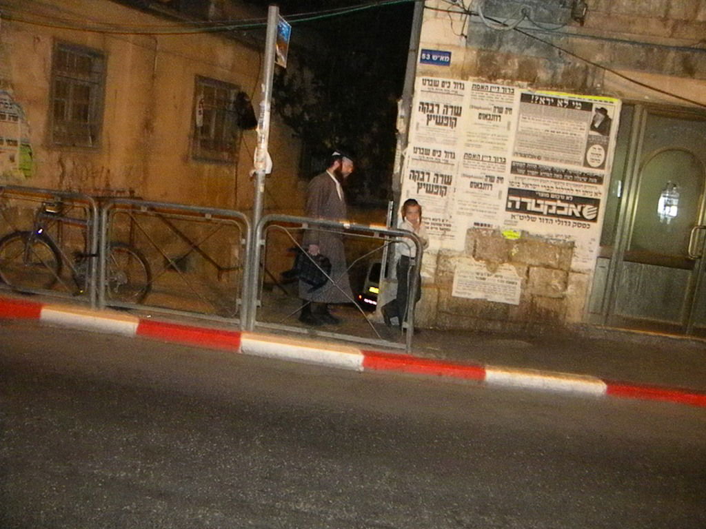 גלריה, וידאו: מאה שערים, תחת אבל