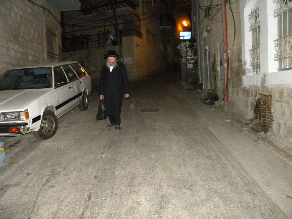 גלריה, וידאו: מאה שערים, תחת אבל