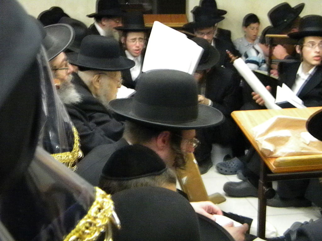 גלריה, וידאו: מאה שערים, תחת אבל