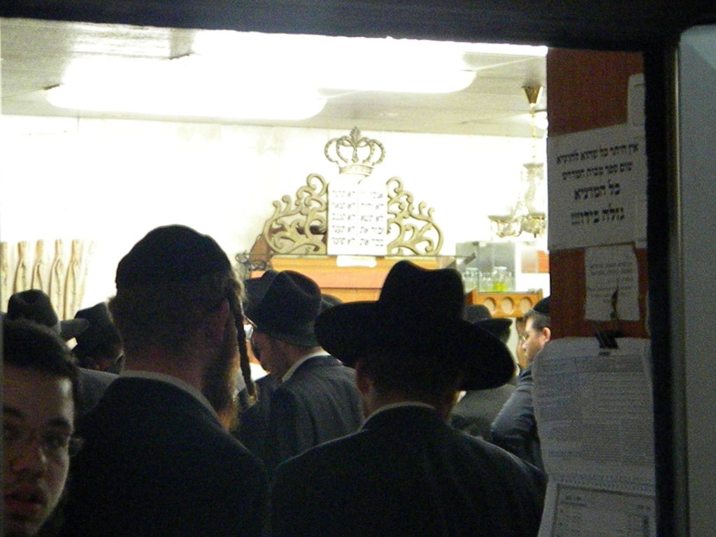 גלריה, וידאו: מאה שערים, תחת אבל