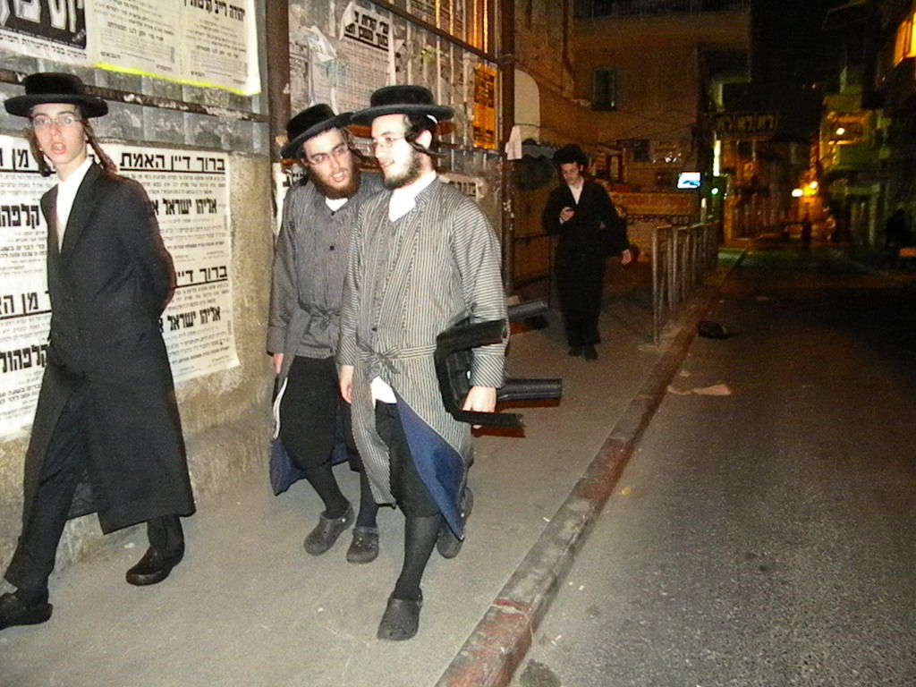 גלריה, וידאו: מאה שערים, תחת אבל