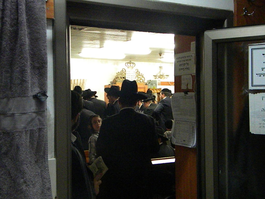 גלריה, וידאו: מאה שערים, תחת אבל