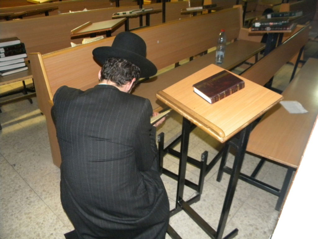 גלריה, וידאו: מאה שערים, תחת אבל