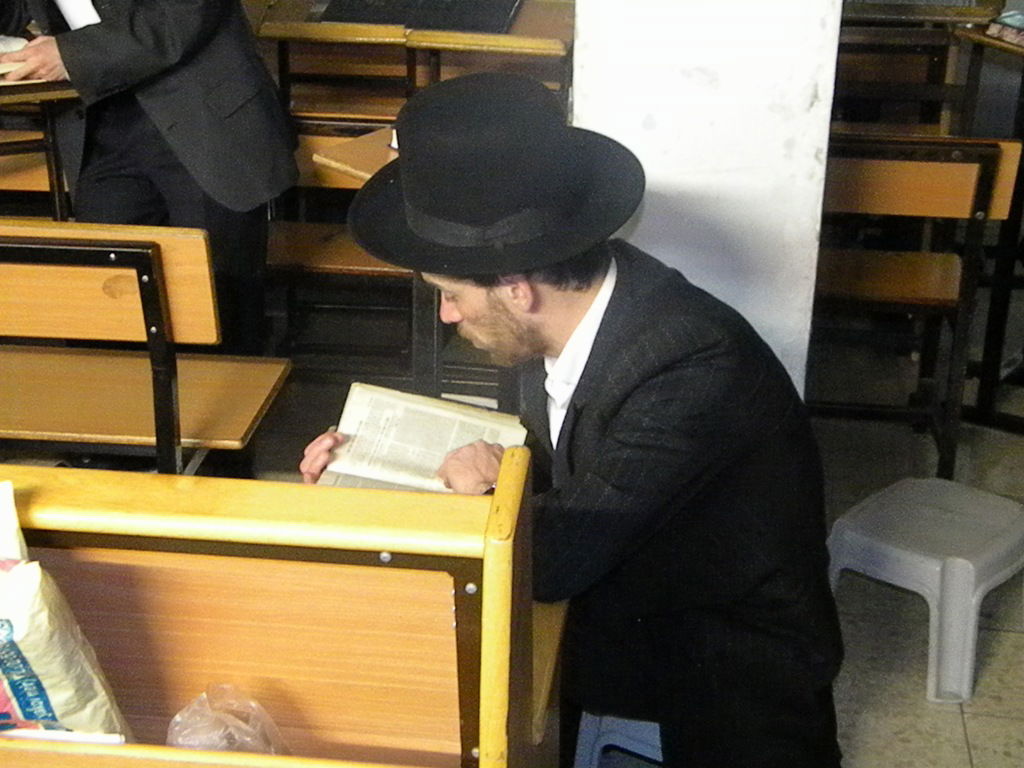 גלריה, וידאו: מאה שערים, תחת אבל