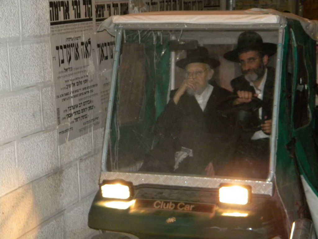 גלריה, וידאו: מאה שערים, תחת אבל