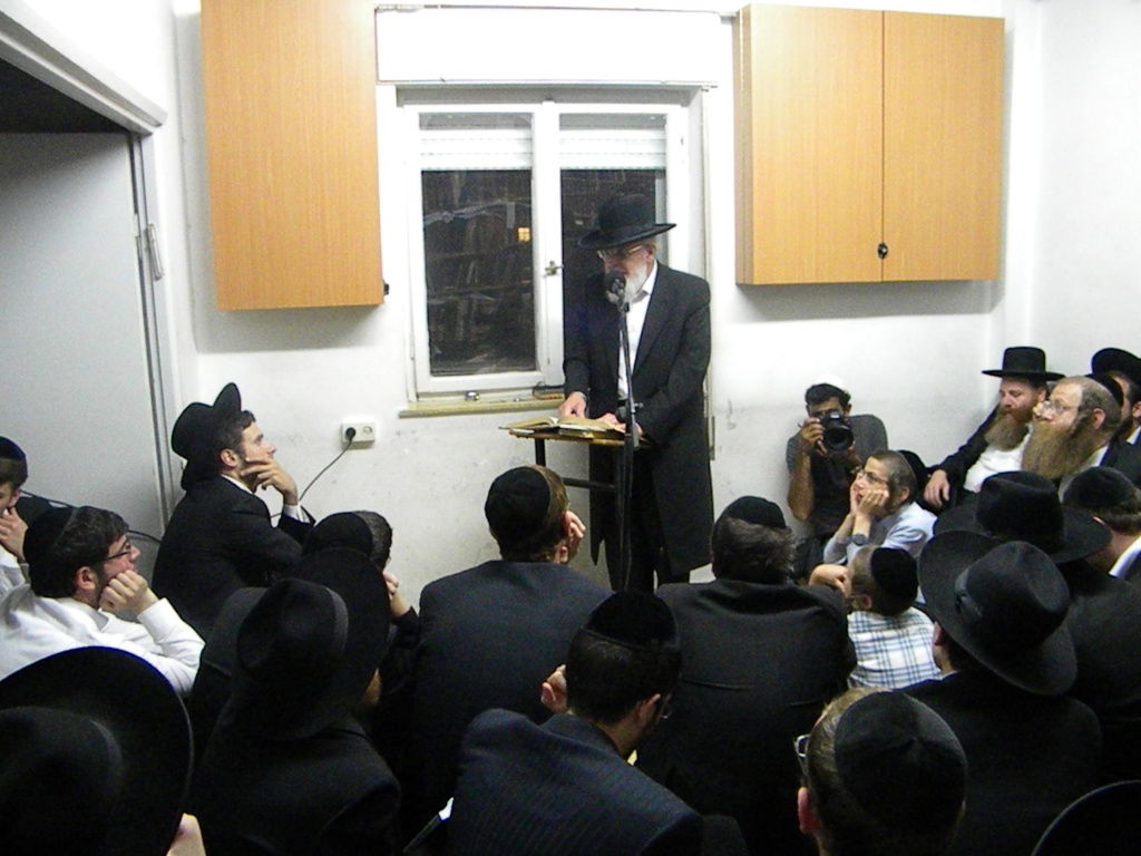 גלריה, וידאו: מאה שערים, תחת אבל