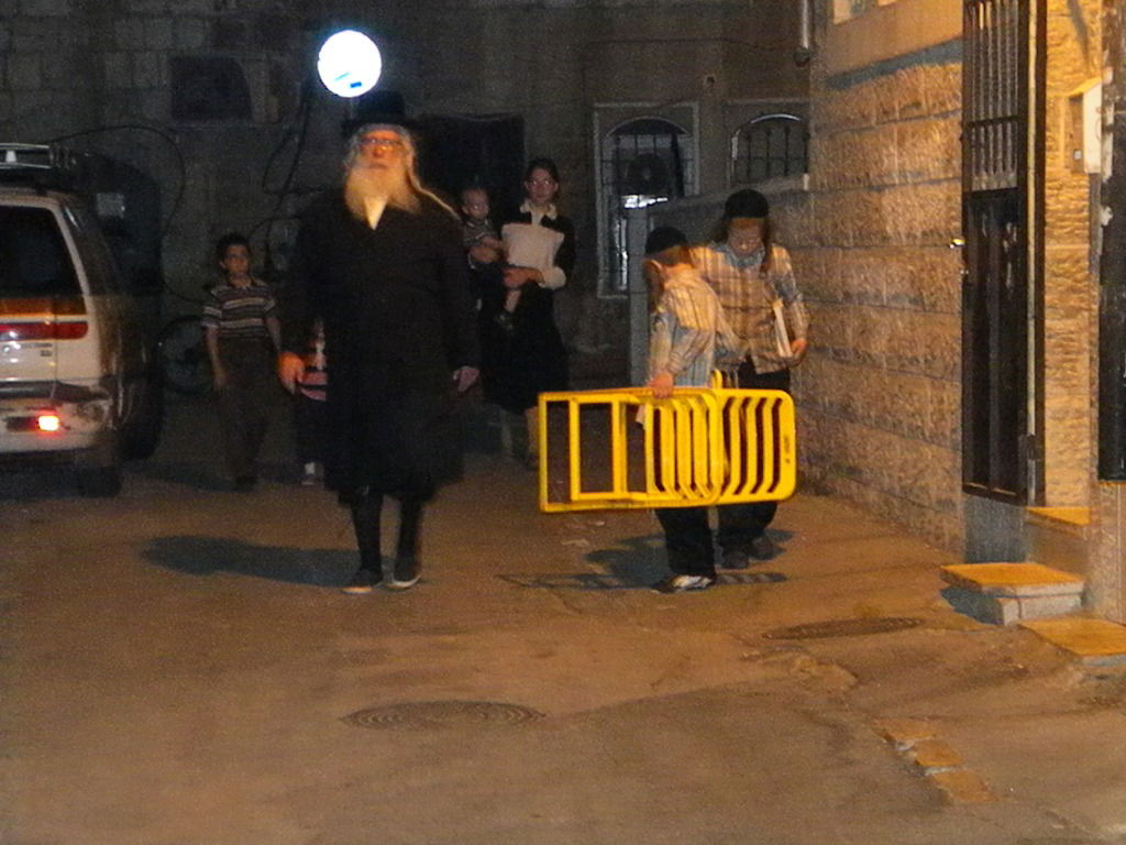 גלריה, וידאו: מאה שערים, תחת אבל