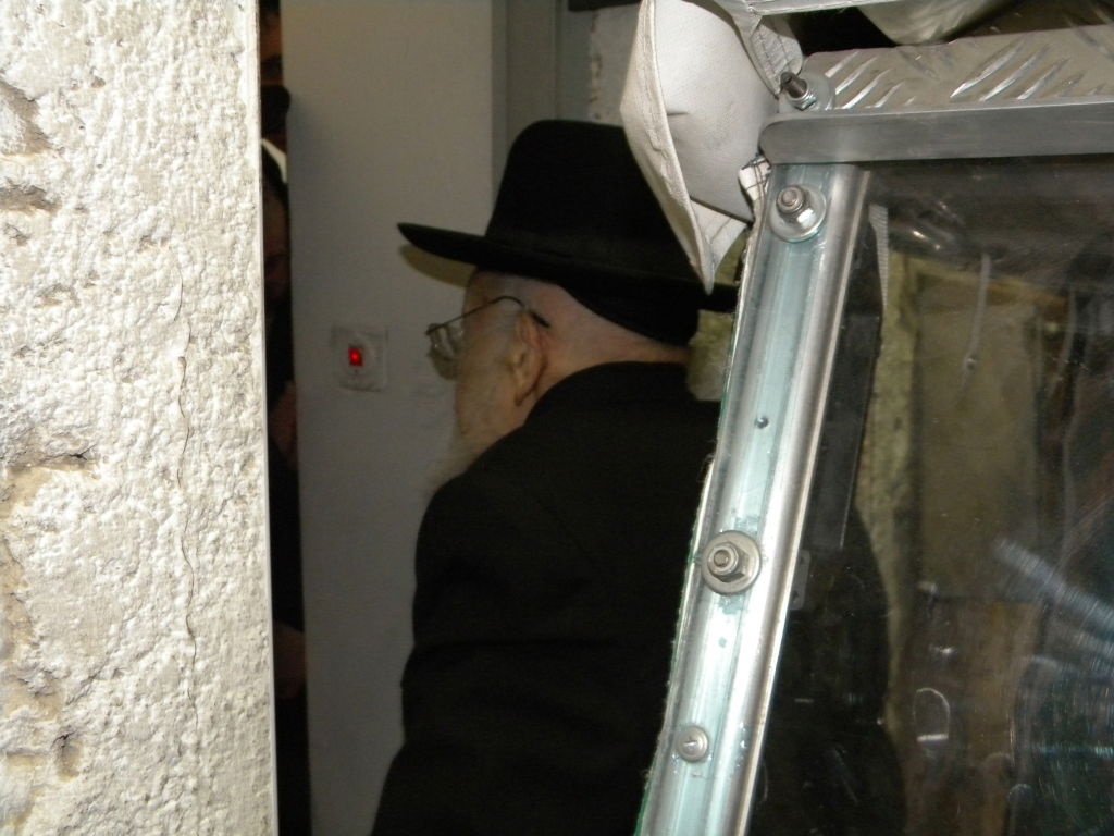 גלריה, וידאו: מאה שערים, תחת אבל