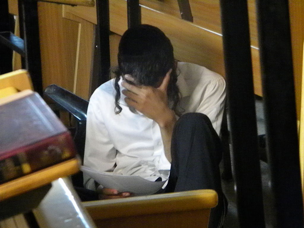 גלריה, וידאו: מאה שערים, תחת אבל