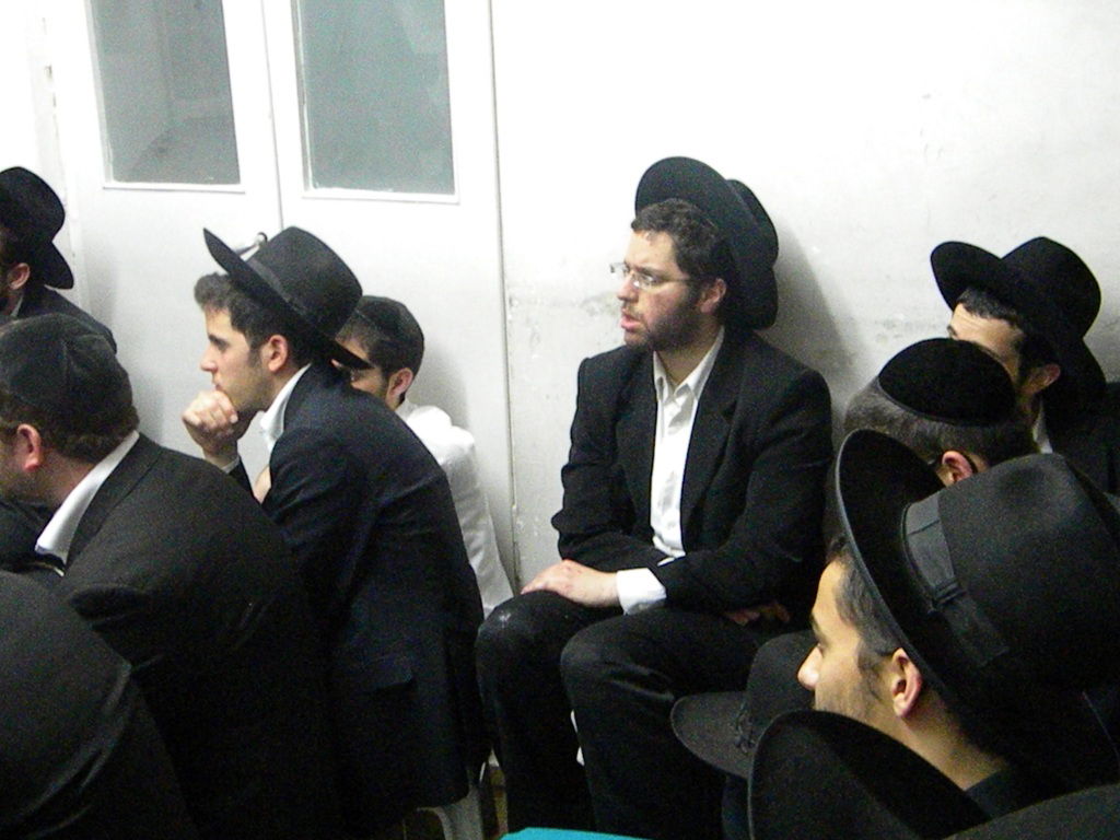 גלריה, וידאו: מאה שערים, תחת אבל