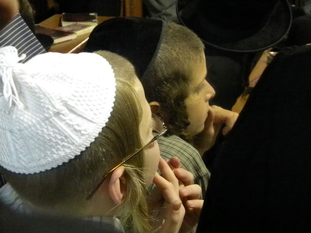 גלריה, וידאו: מאה שערים, תחת אבל