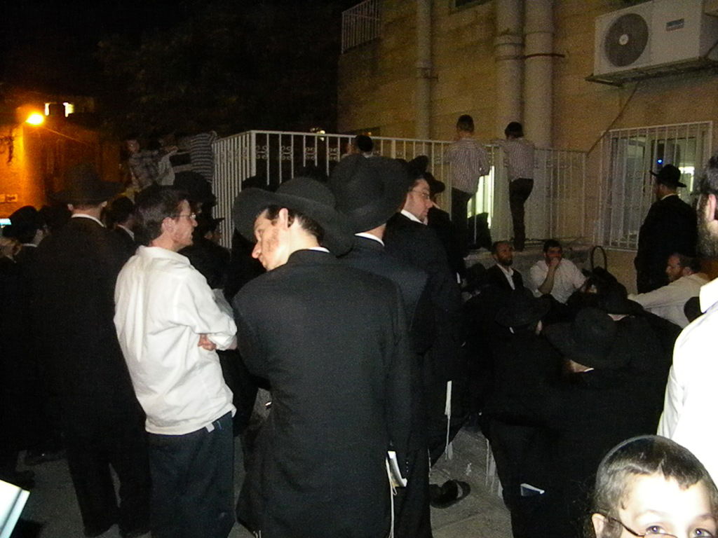 גלריה, וידאו: מאה שערים, תחת אבל