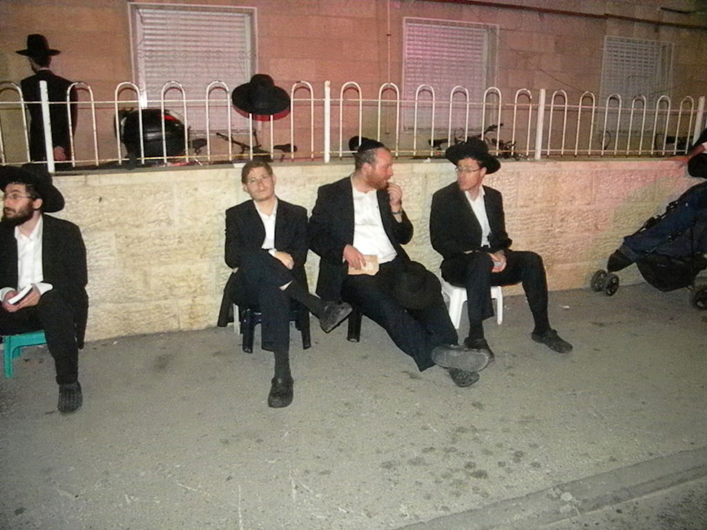 גלריה, וידאו: מאה שערים, תחת אבל