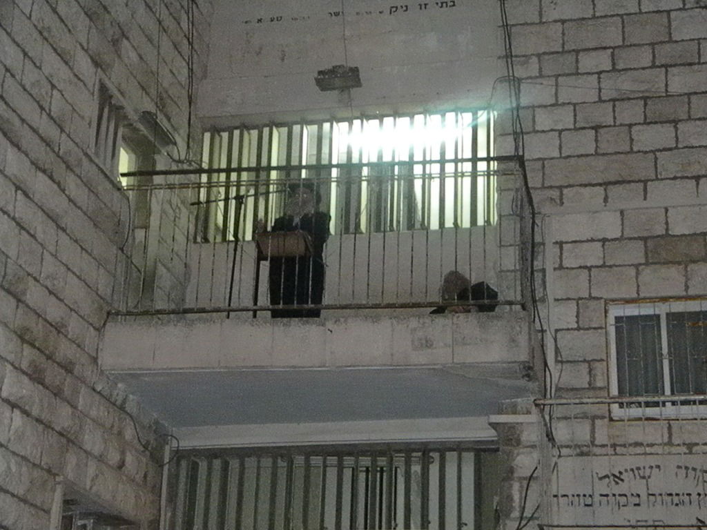 גלריה, וידאו: מאה שערים, תחת אבל