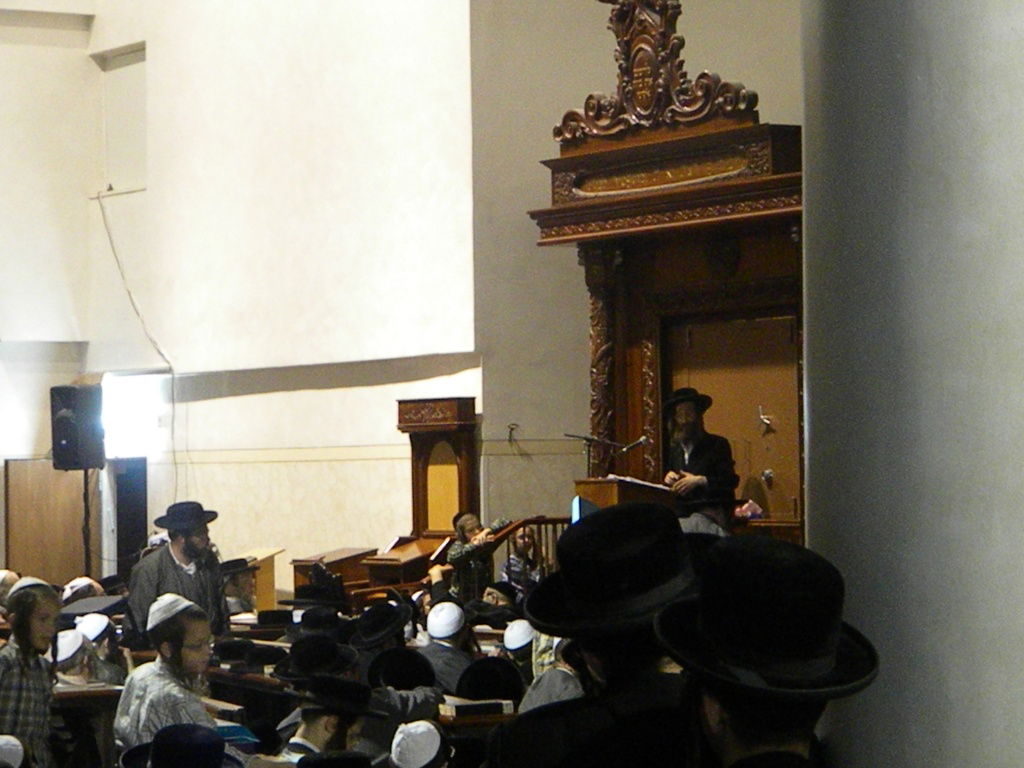 גלריה, וידאו: מאה שערים, תחת אבל