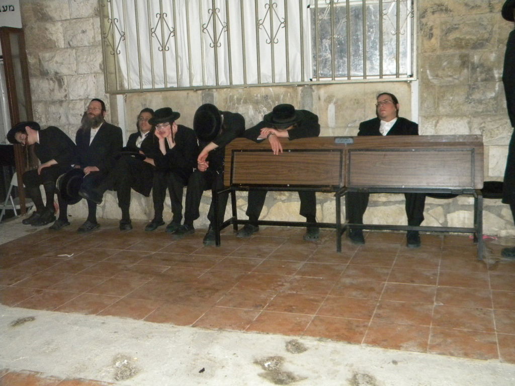 גלריה, וידאו: מאה שערים, תחת אבל