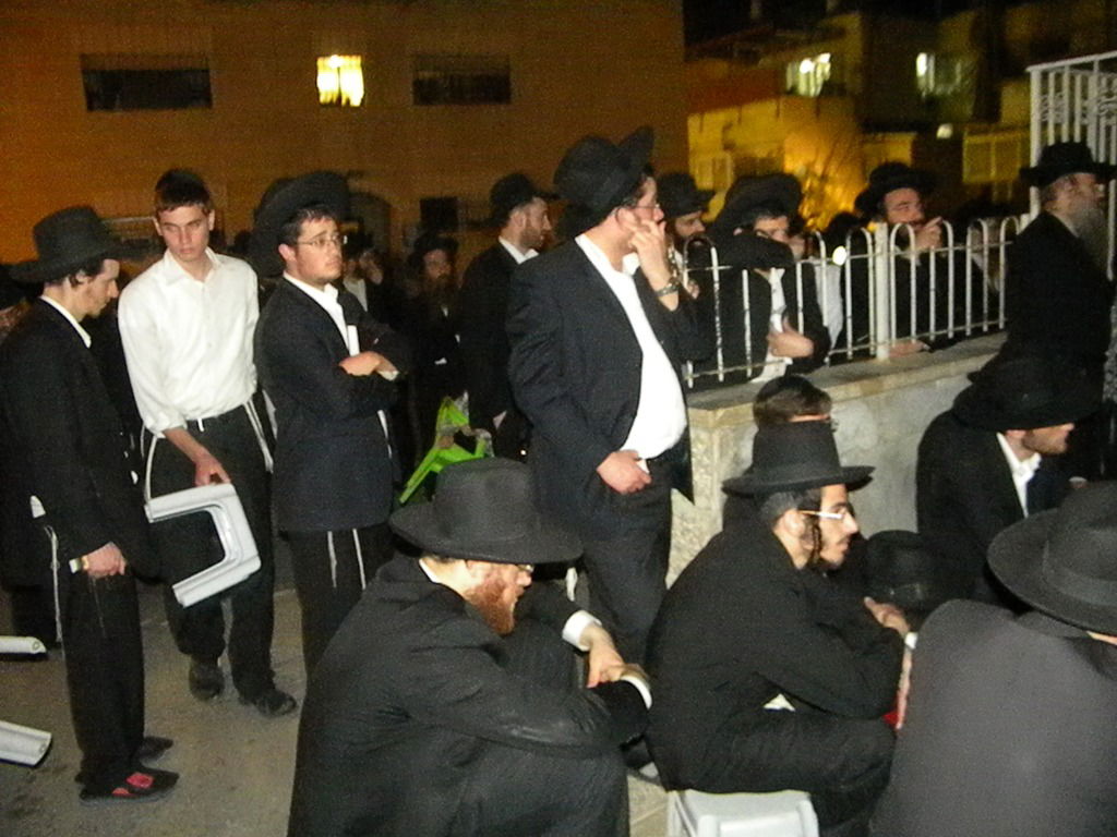 גלריה, וידאו: מאה שערים, תחת אבל