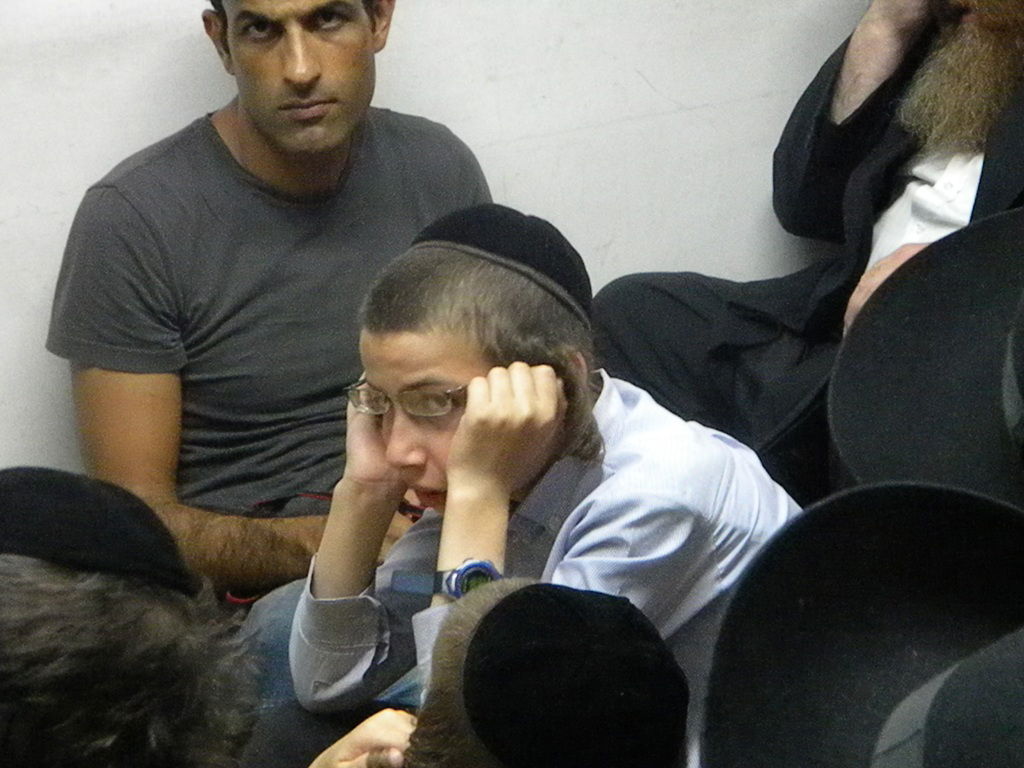 גלריה, וידאו: מאה שערים, תחת אבל