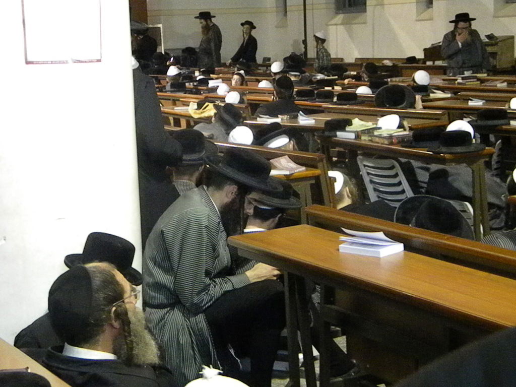 גלריה, וידאו: מאה שערים, תחת אבל