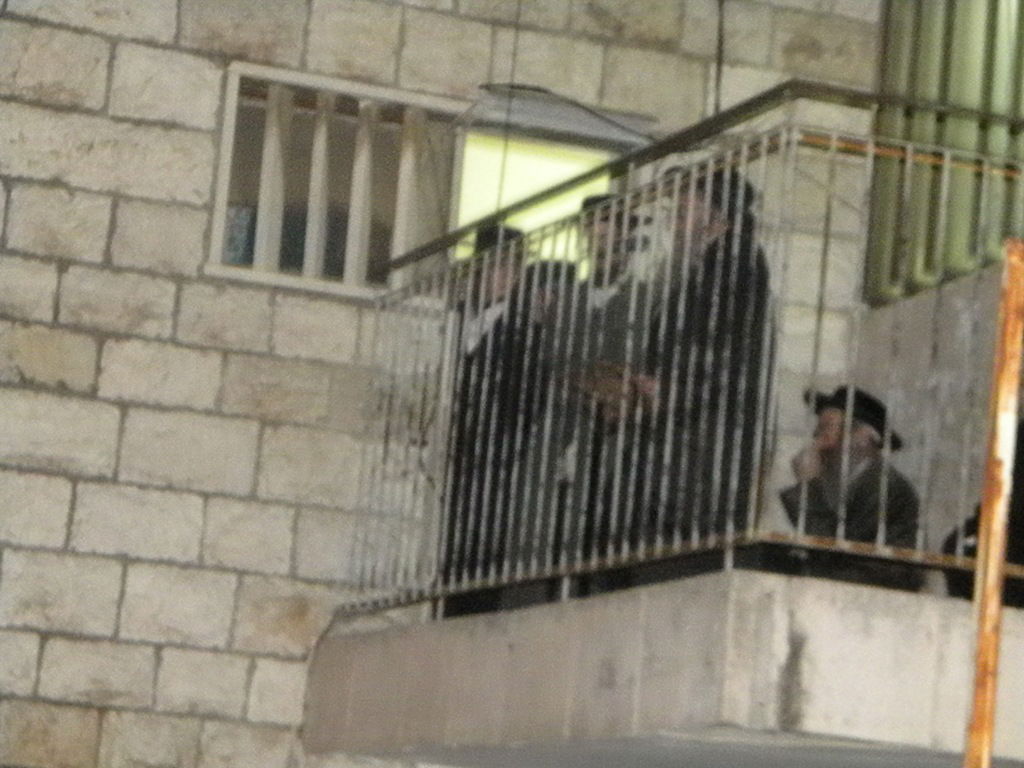 גלריה, וידאו: מאה שערים, תחת אבל