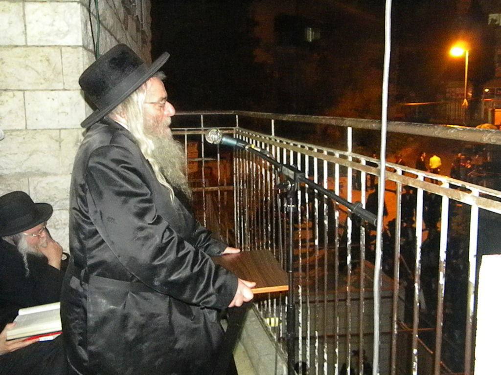 גלריה, וידאו: מאה שערים, תחת אבל