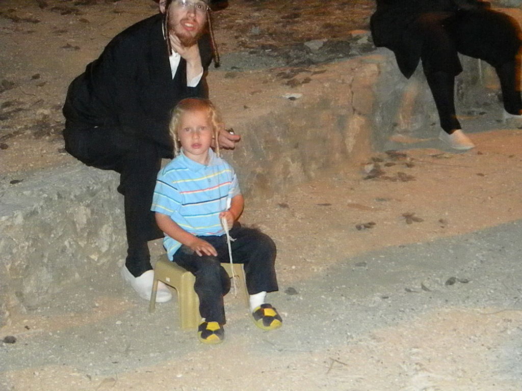 גלריה, וידאו: מאה שערים, תחת אבל