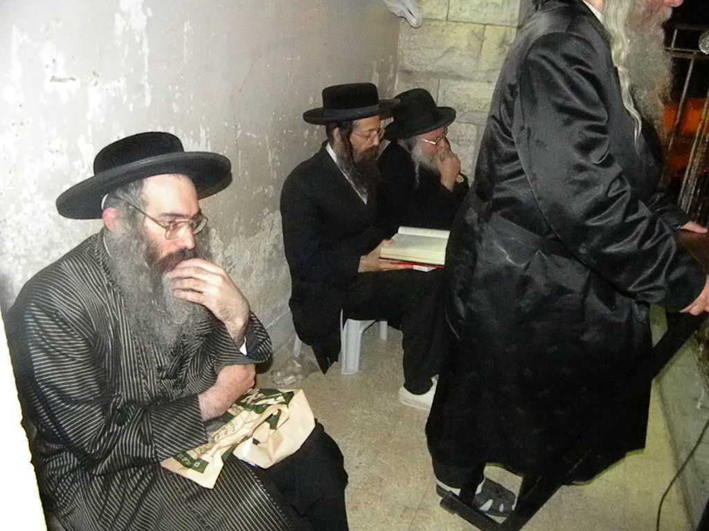 גלריה, וידאו: מאה שערים, תחת אבל